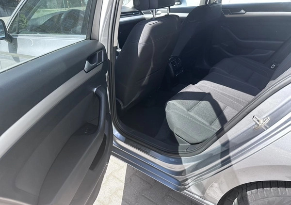 Volkswagen Passat cena 68300 przebieg: 135500, rok produkcji 2018 z Częstochowa małe 326